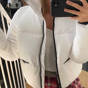 Vinterjacka - vit vinterjacka som jag max har använt 2 gånger. Stl S, sitter jättefint. Köparen står för frakt