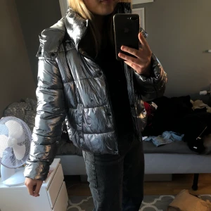 Silvrig vinterjacka - As cool silvrig vinterjacka, storlek M. Använd fåtal gånger. Köparen står frakten 🤩👊🏼