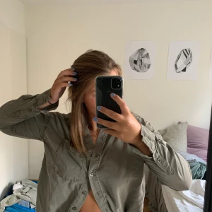 Skjorta  - skjorta ifrån bikbok i skönt material! Snygg att ha över tröjor men även bara till ett bar jeans ☺️☺️