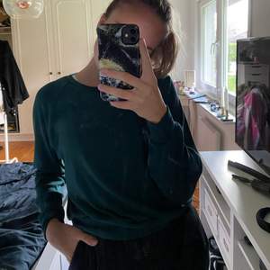 En mörkgrön sweatshirt från bikbok som nästan är helt oanvänd, storlek XS ❤️