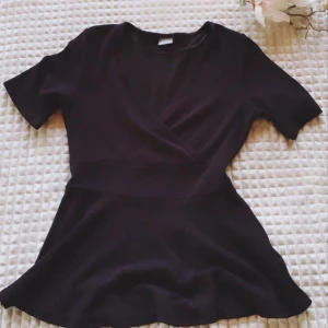 Tröja dam - Svart tröja säljes. Fint skick kan användas till vardags och till festligheter.