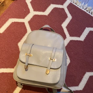 Väska  - En fin ryggsäck passar jättebra till skolan. Får plats med mycket men samtidigt är jättesöt skriv för fler bilder. Jag ansvarar inte för postens slarv.