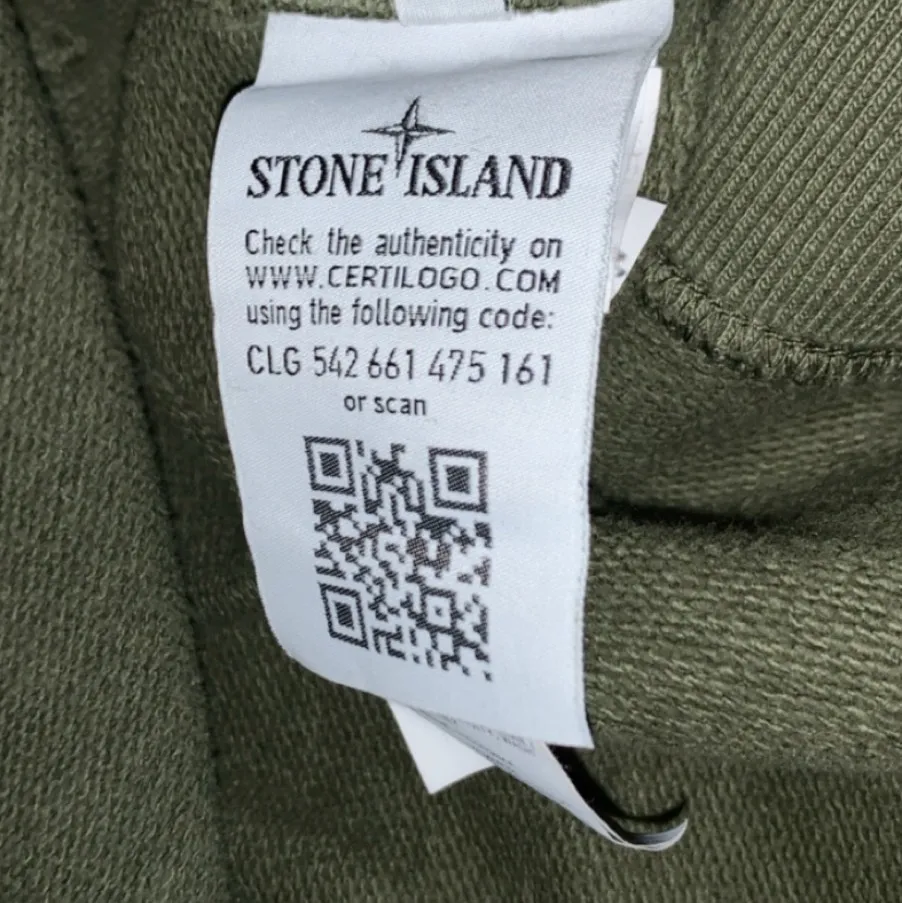 Stone hoodie strl small, sitter S/M. Mycket fint skick inga flaws eller några fläckar. Kan skickas var som. Nypris på denna är 2400 kvitto finns . Tröjor & Koftor.