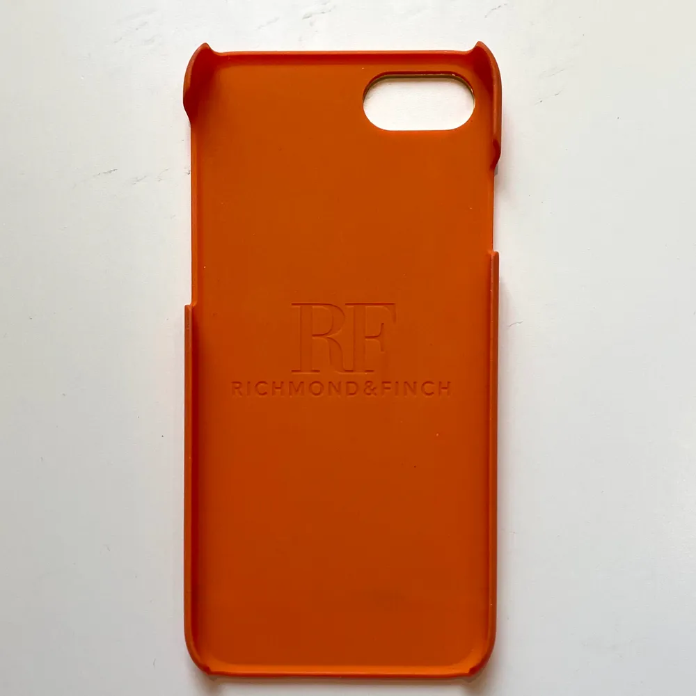 Fint och lätt mobilskal från richmond & finch. Passar iPhone 6/7/8. Säljer pga ny mobil. Köparen står för frakt . Accessoarer.