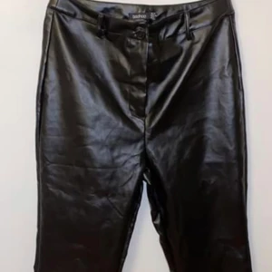 Byxor  - Dessa super fina fake läder byxor är ifrån bohoo och inte använda alls. 