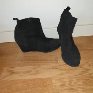 Stövlett  - Svarta mocka stövlett kilklack 