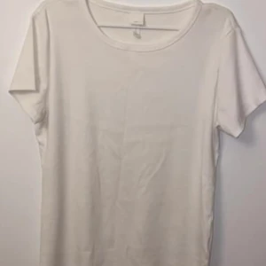 T-shirt  - Detta är en super fin ribbad t-shorts ifrån H&M, den är inte använt alls