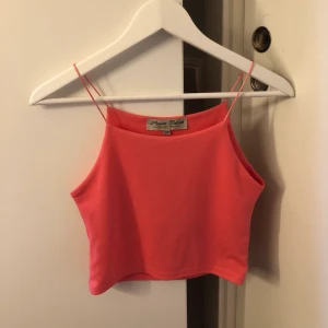 Croptop - Croptop i jättefin färg köpt på second hand, fint skick. Står storlek S/M men skulle säga att den är rätt liten i storleken.