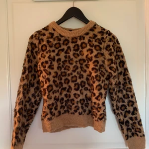 Stickad Leo tröja - Säljer denna gosiga tröja från HM, den är i storlek XS, men skulle säga funkar i S med💖
