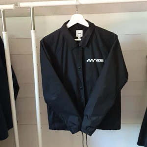 Vans windbreaker - Svart windbreaker från vans, kanppt använd. 