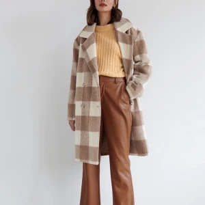Rutig kappa - Beige Rutig kappa, nypris 800 säljer för 400