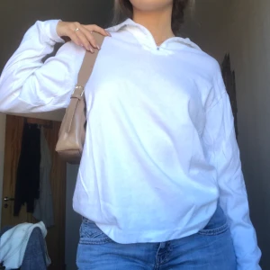 Jättesnygg zip-up polo  - Retro😍😍 skitfin tröja i vitt med dragkedja upptill. Perfekt nu till hösten🌸frakt på 59 annars möts vi på söder. Står XL i storleken men jag bär vanligtvis S.