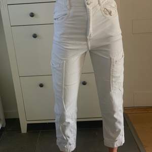 Vita jeans från h&m i strl 34! Jag är 175 cm lång