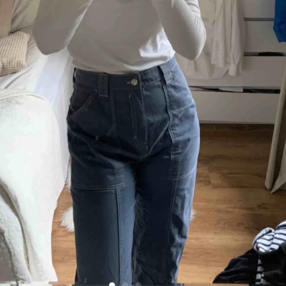 Trendiga ”Gwyneth Trousers” ifrån weekday i storlek 38, passar superbra på mig som har S/M i vanliga fall. Endast använda en gång. Köparen står för frakt❤️. Jeans & Byxor.