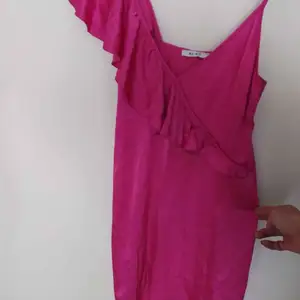 Cerise rosa jättesnygg klänning från NA-KD strl 38, nyskick slumpas! 