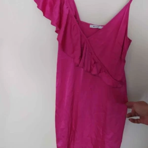 NA-KD klänning med asymmetrisk ringning - Cerise rosa jättesnygg klänning från NA-KD strl 38, nyskick slumpas! 