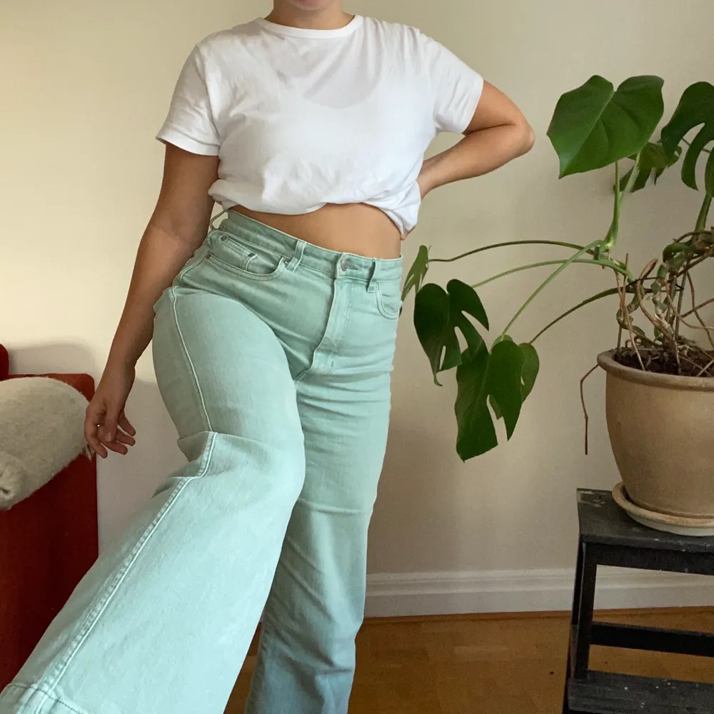 Mina älskade mintgröna jeans i modellen Veer från Weekday!💚 Har tyvärr fått en liten missfärgning på ena knät, syns inte så mycket när man använder dom men lite ljusare på ett ställe, syns på andra bilden. Därav priset! Jag är 1.60.. Jeans & Byxor.