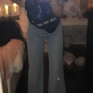 Wide jeans - Säljer dessa fina slutsålda Wide jeans från weekday.  Kan mötas i sthlm eller frakta. Jag är 177 cm. Hör av er om ni är intresserade☺️☺️
