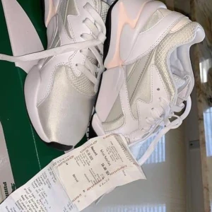 Puma skor  - Jag säljer dom här skorna för när jag köpte dom så var dom för små och dom tog inte emot den när jag sa den va liten så den är helt oanvänd kvitto finns.