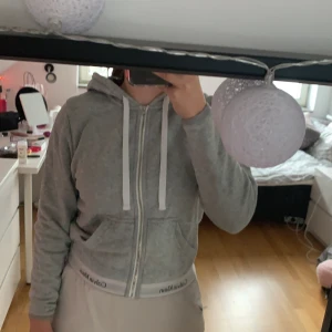 Calvin Klein kofta  - Cool kofta från Calvin Klein🤩ny pris 1100kr säljer för 500kr!(frakt tillkommer)