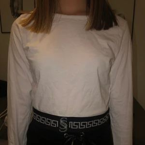 Vit Tröja /STAY - Tröjan är väldigt liten i storleken då den passar mig perfekt som har storlek XS. Skulle inte säga att den är storlek L men vill man däremot ha den som magtröja så passar den större storlekar