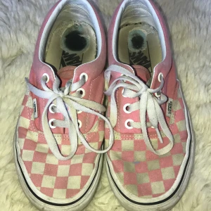 Äkta rosa rutiga vans - As snygga rosa vans! Säljer mycket billigare än vad dem köptes för. Buda i kommentarerna! Ganska slitna som ni ser i sulan, men kommer tvätta dem noga innan jag säljer dem. 