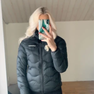 Peak performance jacka - Bra skick! Köpt på peak performance för ca 2800kr 