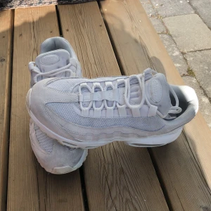 Nike Air Max 95 - Vita nike air max 95. Använda få gånger. Som helt nya. Kommer i nike box men ej originalboxen. Köparen står för frakten. Köps genom swish helst. Pris kan diskuteras🤍