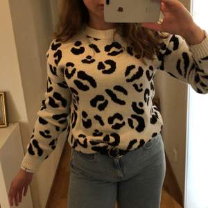 Fin långärmad tröja i leopardmönster från Boohoo i strl M. Kommer tyvärr inte till användning längre! 💕 frakt exkluderat 