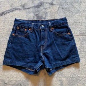 Levis shorts! - Levis shorts passar bra på XS💞 Köpte dem för typ ett år sen men har andvänt typ 3 gånger🥰Passar inte idag på mig! Du står för frakt💗