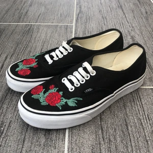 Vans sneakers med blommigt tryck  - Priset kan diskuteras! Sneakers från Vans med blommigt tryck i jättefint skick som tyvärr inte längre kommer till användning. Frågor? Kontakta mig bara! 🥰 Köparen står för frakten 