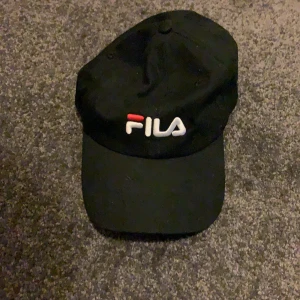 FILA keps, Svart. - Size: Adjustable, Condition; 9/10, Köpt på Zalando men saknae kvitto.