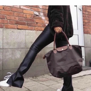 Skinnbyxa med slits - Skinnbyxa med slits i storlek 34. Köpta här på plick men säljer vidare dom då de inte passade mig. Från H&M men slutsålda där! (Bilderna är lånade från förra säljaren)Hör av er vid frågor eller fler bilder❣️ 