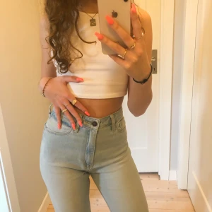 ljusblåa jeans - jättefina jeans från hollister! slutar över anklarna på mig som är 162 cm! i storlek waist 24 length 27 ✨✨