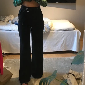 Snygga ”kostymbyxor” från H&M - Säljer ett par jättefina byxor från H&M som aldrig är använda. De sitter så sjukt fint och är i en rak modell. Säljer de pga jag var för envis och hoppades på att storlek 32 skulle passa men vilket det inte gjorde! Passar någon som är XS/XXS ❤️