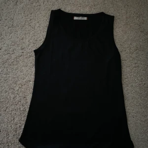 En svart topp strl L/XL (passar M) - Oanvänd svart topp, fint skick )) kontakta för köp!