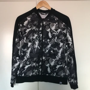 Puma tröja - Den här tröjan är jätte mysig att ha på sig speciellt nu när det börjar bli lite kallt. Köpt för 600kr säljs för 150kr plus frakt 
