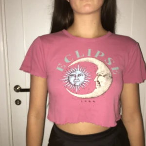 Söt rosa UO top - cute crop top från urban outfitters. köpte för ca 1-2 år sedan. fint skick. står M i tröjan men passar XS/S. möter i sthlm eller så står köparen för frakt. 