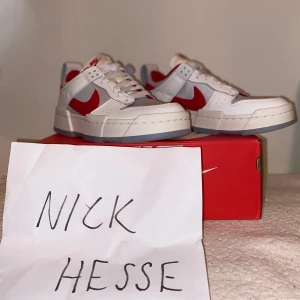 Nike dunk disrupt - Nike dunk disrupt inköpta från drop av Nike Snkrs. Slutsålda överallt och väldigt limiterade skor. Skriv gärna för eventuella frågor eller intresse av köp😃 Storlek 36,5 Oanvända skick 10/10