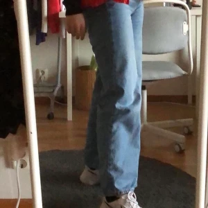 Weekday Ace High Wide Jeans - Säljer mina gammla favorit jeans. Storlek 26 i midjan och 30 i längd. Som man kan se på sista bilden har jag sprättat upp sömmen längs ner på byxorna för att få dem längre, detta är säkrat med en tillsydd söm!❤️ Nypris 500kr.