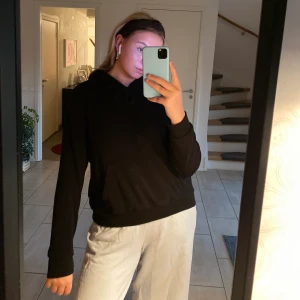 Svart hoodie - En fin enkel svart hoodie med snöre! Säljs då jag rensar garderoben!  Frakt: 55kr