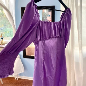 Söt trendig lila klänning med puffärm💜 - Köpte på H&M visade sig vara för liten men är sååå fin