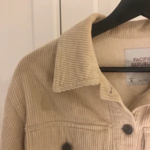 Manchester jacka - Beige Manchester jacka från pull & bear, strl S. Fint skick! Frakten ligger på 63kr💖
