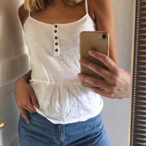 Gulligt vitt linne - Gulligt vitt linne från ellos i mycket fint skick, storlek xs/s, frakt 49kr🤍