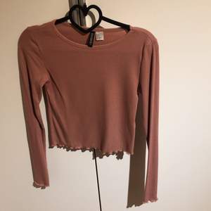 Rosa tröja från H&M i strl xs. Säljer för 30kr. Möts helst upp i sthlm men kan även frakta om köparen står för frakten!!