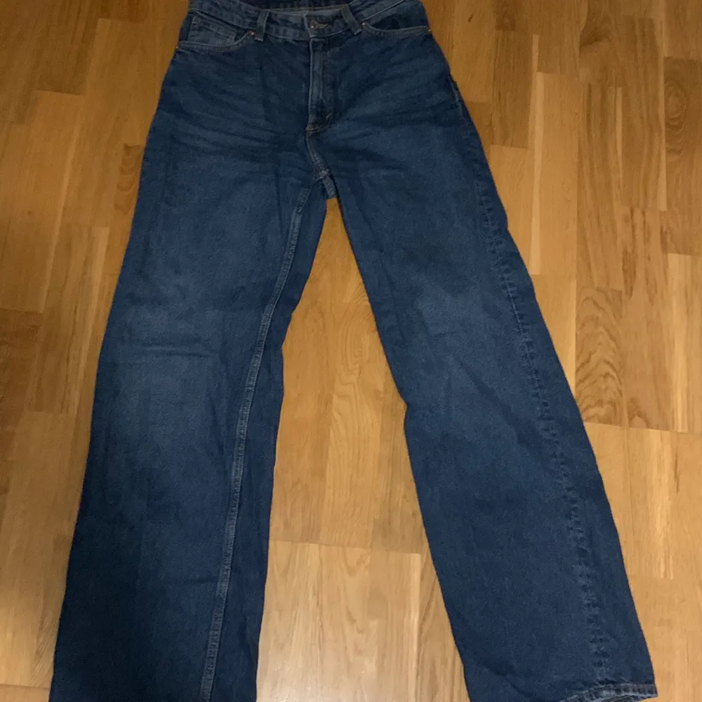 Mörkblå wideleg jeans från monki. Storlek 27. Använd fåtal gånger, nyskick. . Jeans & Byxor.