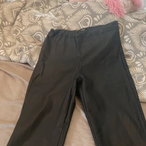 Läderbyxor från Gina - Säljer även mina skinnbrallor från Gina Tricot då de är aldeless för stora, storlek 38