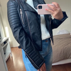Skinnjacka strl. 38 - Svart skinnjacka med dragkedjor vid ärmslut. Storlek 38, men passar även bra på mig som har 36. I använt skick, men är inte sliten. Köparen står för frakten.