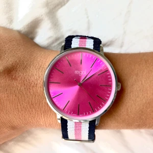 Rosa klocka från regal - Säljer min klockan från regal. Jättefint skick och har aldrig använt! Kan mötas upp i Stan eller skicka den på posten då köparen står för frakt! 😊