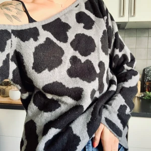 Komönstrad stickad tröja - Stickad tröja från NA-KD oanvänd men utan lappen kvar. Jag tycker den är superfin men använder tyvärr den inte. Skickas som paket🌻